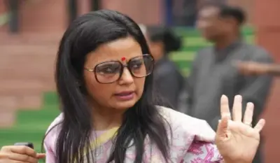 'বেইমানি করলেই বরখাস্ত': হুঙ্কারের পরদিনই কৃষ্ণনগরে মহুয়ার কনভয়ে কালো পতাকা
