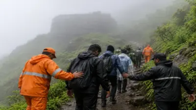 मान्सून ट्रेक ठरला थरारक! धुक्यामुळे तंदुळवाडी किल्ल्यावर सहा पर्यटक भरकटले; 112 वर कॉल करताच सुरू झाले रेस्क्यू ऑपरेशन