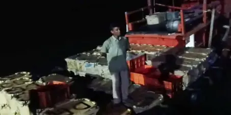 ব্যান পিরিয়ডে মাছ ধরার ছড়াছড়ি! গভীর রাতে বিপুল মাছসহ ট্রলার আটক পাথরপ্রতিমায়