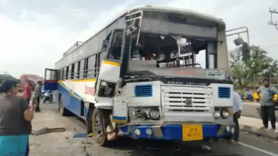 కోవూరు వద్ద ఘోర ప్రమాదం..జేసీబీని ఢీకొట్టిన ఆర్టీసీ బస్సు!