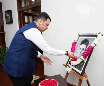 मुख्यमंत्री देवेंद्र फडणवीस यांच्याकडून स्वातंत्र्यवीर सावरकर यांना अभिवादन