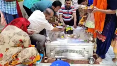 कानपुर का 300 साल पुराना अद्भुत शिव मंदिर, दिन में तीन बार बदलता है शिवलिंग का रंग