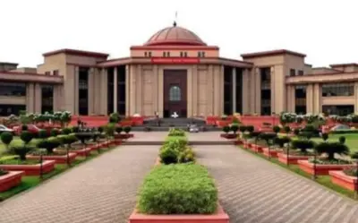 मैटरनिटी लीव पर CG High Court का बड़ा फैसला, कहा-लीव बैलेंस कम होने पर नहीं काट सकते सैलरी