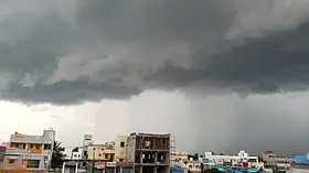 சில்லென்று துவங்கியது மே மாதம்.. கருமேகங்கள் சூழ்ந்த காலை வேளை!