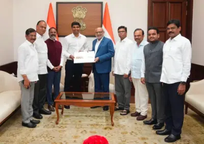 ఉపరాష్ట్రపతికి అమరావతి పుస్తకం అందజేత