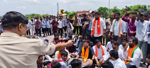 చౌటకూర్లో బీజేవైఎం నిరసన: సీఎం రేవంత్ రెడ్డి దిష్టిబొమ్మ దహనం!