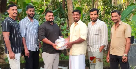 ഒത്തൊരുമയുടെ ഓണം; ഓണാഘോഷത്തിന്റെ സന്തോഷം പങ്കുവെച്ച് അഴിയൂരില് ഓണക്കിറ്റ് വിതരണം
