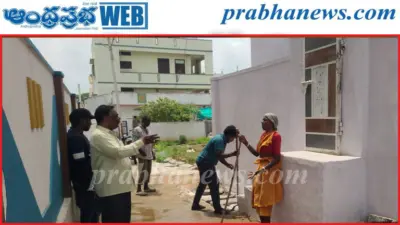 ఇందిరమ్మ ఇంటి మెట్ల తొలగింపుపై వివాదం