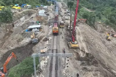 অবাক কাণ্ড রেল লাইনে, পুনরুদ্ধারে লড়াই রেল কর্মীদের
