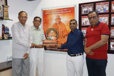 સ્વામી શ્રી નિર્દોષાનંદ હોસ્પિટલ ની મુલાકાતે સદભવના વૃદ્ધાશ્રમ ના મોભી વિજયભાઈ ડોબરીયા અને એનિમલ બોર્ડ ના મિતલ ખેતાણી પધાર્યા