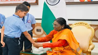 राष्ट्रपति भवन में छत्तीसगढ़ के बच्चों ने मनाया रक्षाबंधन, राष्ट्रपति द्रौपदी मुर्मू ने नन्हे विद्यार्थियों की कलाइयों पर बांधी राखी ...