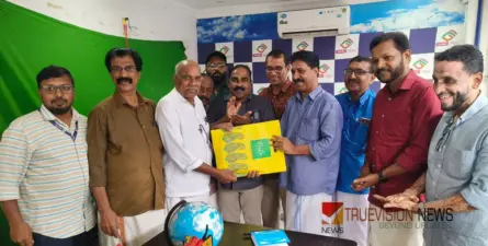 മാധ്യമ പ്രവര്ത്തകര്ക്ക് ഓണക്കോടി വിതരണം ചെയ്തു