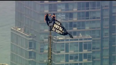 United States: Couple held over Empire State love banner