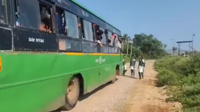 ڈرائیور کے نہیں رکنے کے بعد بہادر لڑکی کے ایس آر ٹی سی بس کے سامنے کھڑی ہے۔