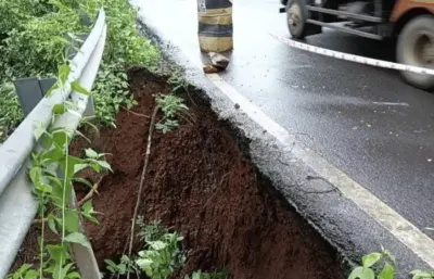Ratnagiri News - कुंभार्ली घाटात मोठा धोका, मुसळधार पावसाने सुमारे 20 फूट रस्ता खचला; वाहनचालकांचा जीव टांगणीला