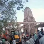 मंदिराचा सभा मंडप कोसळून सात भाविकांचा मृत्यू