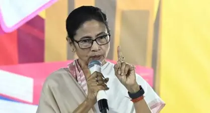 'അടിച്ചുമാറ്റാതെ നോക്കിക്കോണം. പകല് പ്രവര്ത്തകരെ ഡ്യൂട്ടിക്ക് നിര്ത്തുക, രാത്രികാലങ്ങളില് നിങ്ങള് തന്നെ നിരീക്ഷണം ഏറ്റെടുക്കുക, കാവല് നില്ക്കൂ! എനിക്ക് കാവല് നില്ക്കാൻ കഴിയുമെങ്കില് നിങ്ങള്ക്കും കഴിയും, രാത്രി മുഴുവൻ ഉണര്ന്നിരിക്കുക, അടുത്ത ടീമിന് ചുമതല കൈമാറിയ ശേഷം മാത്രം രാവിലെ ഉറങ്ങാൻ പോകുക'- എക്സിറ്റ് പോളിനു പിന്നാലെ പ്രവര്ത്തകര്ക്ക് ജാഗ്രതാ നിര്ദേശവുമായി മമത