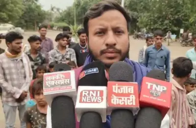 बुरहानपुर के नंदगांव देवला में सड़क का इंतजार, बारिश में कीचड़ भरे रास्ते से गुजरने को मजबूर ग्रामीण