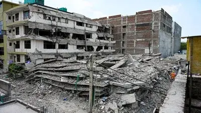 Building collapses in Delhi दिल्लीत इमारत कोसळून सहा जणांचा मृत्यू, १० जण जखमी, दोन अभियंत्यांचे निलंबन
