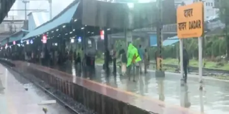 অবিশ্রান্ত বৃষ্টি মুম্বইয়ে, রাস্তায় জল জমে ভোগান্তি