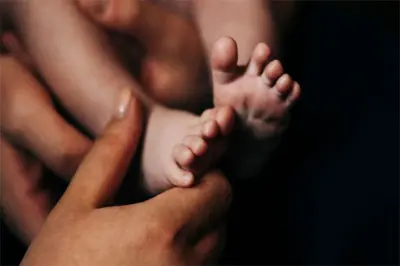 आईने चक्क आपल्या दोन बाळांना विकले!