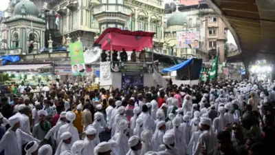 'अल्लाहू अकबर'च्या घोषणा देत हुल्लडबाजी करणार्या धर्मांधांना हिंदूंनी पिटाळून लावले !