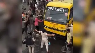 ರೈತರ ಹೋರಾಟ; ಪ್ರತಿಭಟನಾಕಾರರ ಚಲಿಸುವ ಬಸ್ ಮುಂದೆ ನಿಂತ 'ಲೇಡಿ ಸಿಂಘಂ' ಎಸಿಪಿ ಮೋನಿಕಾ ಶುಕ್ಲಾ: ವಿಡಿಯೊ ನೋಡಿ