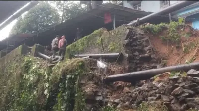 വാട്ടര് അതോറിട്ടി ഓഫീസിനടുത്തെ കല്ക്കെട്ട് തകര്ന്നു വീണു