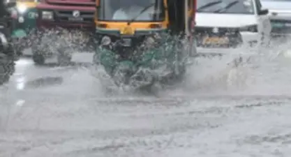 ശക്തമായ മഴയ്ക്കും ഇടിമിന്നലിനും പിന്നാലെ ഡല്ഹിയില് വ്യാപക വെള്ളക്കെട്ടും ഗതാഗതക്കുരുക്കും...