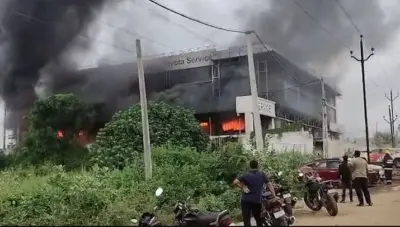 କାର୍ ସୋରୁମ୍ରେ ଭୟାବହ ଅଗ୍ନିକାଣ୍ଡ