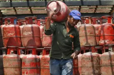 LPG Cylinder Price: कमर्शियल एलपीजी सिलेंडर के दामों में हुआ बड़ा उलटफेर, इन लोगों को होगा फायदा, ये चीजें हो जाएंगी सस्ती, जानें सबकुछ