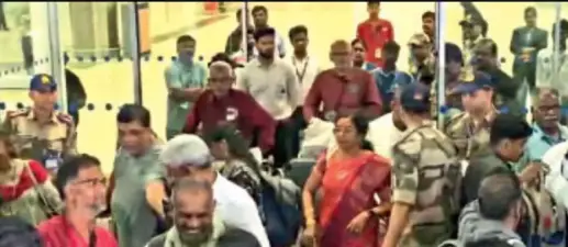 செடி, கொடிகளை பிடித்து உயிர் தப்பினோம்... நேபாள வெள்ளத்தில் தப்பிய 21 தமிழர்கள் சென்னை வருகை கண்ணீர் கதறல்!