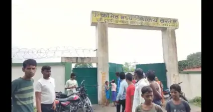 धनबाद : सरकारी स्कूल में शौचालय का छज्जा गिरने से छात्र गंभीर,भ्रष्टाचार की खुली पोल