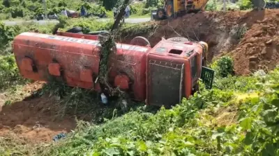 చంద్రగిరిలో బోల్తా పడిన పామాయిల్ ట్యాంకర్