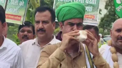Aligarh News: किसानों का अनोखा प्रदर्शन: आलू की माला पहन शंखनाद, सरकार को उग्र आंदोलन की चेतावनी