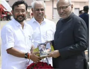கோவை வருகை தந்த துணைக் குடியரசுத் தலைவர் சி.பி.ராதாகிருஷ்ணனுக்கு உற்சாக வரவேற்பு: ஜோசப் விஜய் உன் பேரே வரலாறு புத்தகம் பரிசு