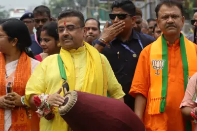 খোল বাজিয়ে মমতার বাড়ির সামনে কীর্তন শুভেন্দুর!