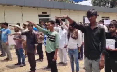 UTTAR PRADESH: ಇನ್ಮುಂದೆ ತಪ್ಪು ಮಾಡಲ್ಲ ಸಾಮಿ!: ಉತ್ತರಪ್ರದೇಶದಲ್ಲಿ ಮಂಡಿಯೂರಿ ಕ್ಷಮೆ ಕೇಳಿದ ರೌಡಿಗಳು!- VIDEO