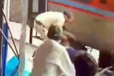 തൃശ്ശൂരില് നീങ്ങിത്തുടങ്ങിയ ട്രെയിനില് കയറാൻ ശ്രമിക്കവേ യുവതി താഴേയ്ക്ക് വീണു: ജീവൻ രക്ഷിച്ച് പൊലീസുകാര് | Thrissur Railway Station