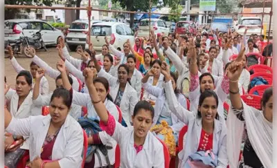 मध्य प्रदेश: संविदा स्वास्थ्य कर्मियों की अनिश्चितकालीन हड़ताल शुरू, स्वास्थ्य सेवाओं पर असर