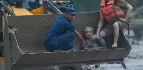 ಮರಣದ ದವಡೆಯಿಂದ ಪಾರು! ಕೆಸರಿನಡಿ 4 ಗಂಟೆ ಹೋರಾಡಿ ಬದುಕಿಬಂದ 97ರ ವೃದ್ಧೆ