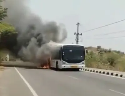 శంషాబాద్ ఎయిర్‌పోర్ట్ రూట్‌లో బస్సు దహనం
