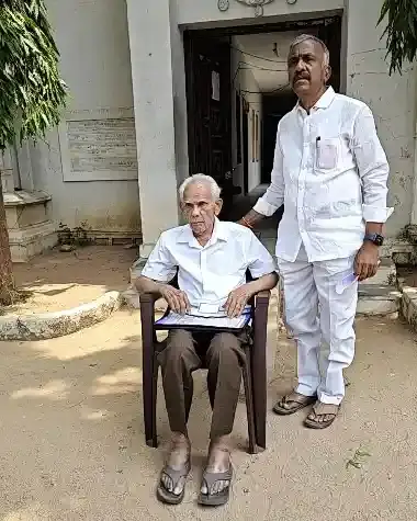 అమెరికా నుంచి పరుగెత్తుకొచ్చిన రైతు. జిన్నారంలో భూ హక్కుల కోసం దీక్ష