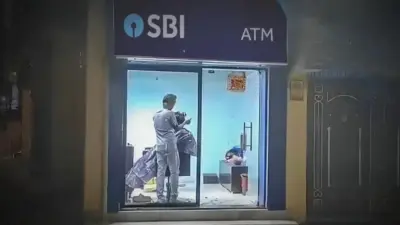 ఏటీఎంలో సెలూన్ షాప్.. బీహార్లో వైరల్ ఘటన