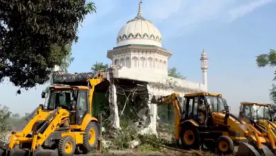 हरिद्वारमधील बेकायदेशीर मजार पाडली.खाली कसलेही अवशेष नव्हते!