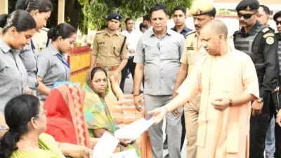 गोरखपुर में CM योगी का जनता दर्शन, लोगों की समस्याएं सुनीं