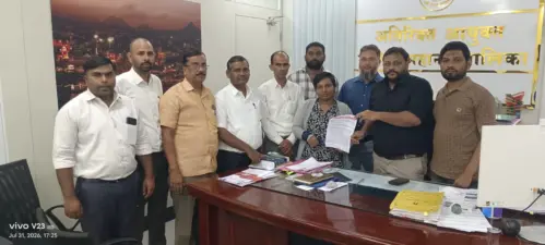 रस्त्यांवरील खड्ड्यांमुळे झालेल्या मृत्यूंसाठी जबाबदारांवर कारवाई करा; संविधानप्रेमी नाशिककरांचे मनपाला निवेदन