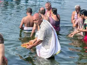 యమునా నది పుష్కరాలలో పాల్గొన్న మాజీ ఎమ్మెల్యే