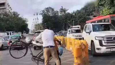 ʼವಿಐಪಿʼ ಸಂಸ್ಕೃತಿಗೆ ಬಡವನೇ ಬಲಿಪಶುವಾ ? ಸಾಮಾನ್ಯನ ಸೈಕಲ್ ರಸ್ತೆಗೆಸೆದ ಪೊಲೀಸ್ | Watch