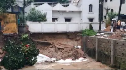 বৃষ্টিতে বহুতলের জন্য কেটে রাখা গর্তে ধস, বিপজ্জনক অবস্থায় দু'টি বাড়ি